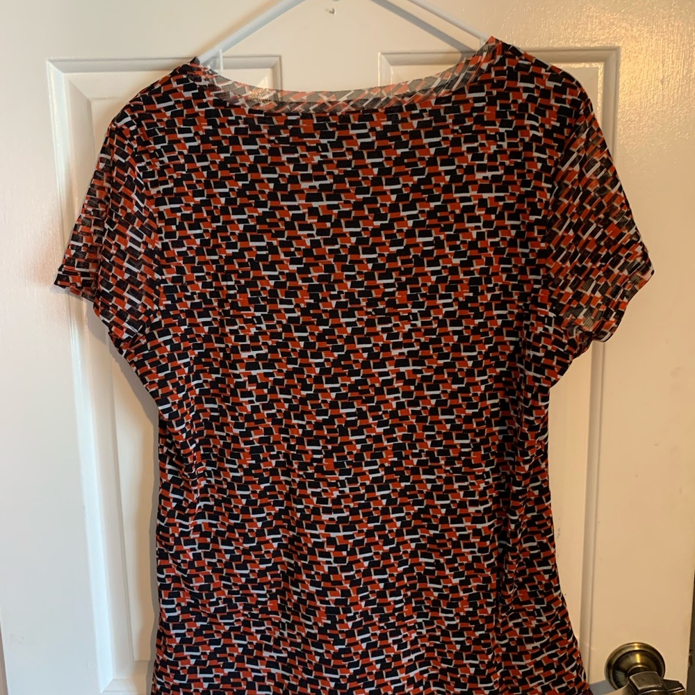 Dana Buchman Black & Rust Geometric V-Neck Short Sleeve Top - Picture 7 of 7